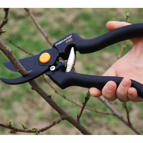 Garden Pro Pruner Fiskars P90 - www.Greenie.ae Buy online Best and Healthy Plants and quality products guarantee in Dubai Plants Shop in Dubai Abu Dhabi all over UAE Plants near me Fresh Plants in Dubai where to buy plants in UAE - Greenie.ae